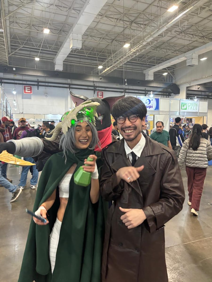 A Slay the Spire cosplayer and Akihito, Brazil's Hideo Kojima look-alike, smiling on the Retrocon floor